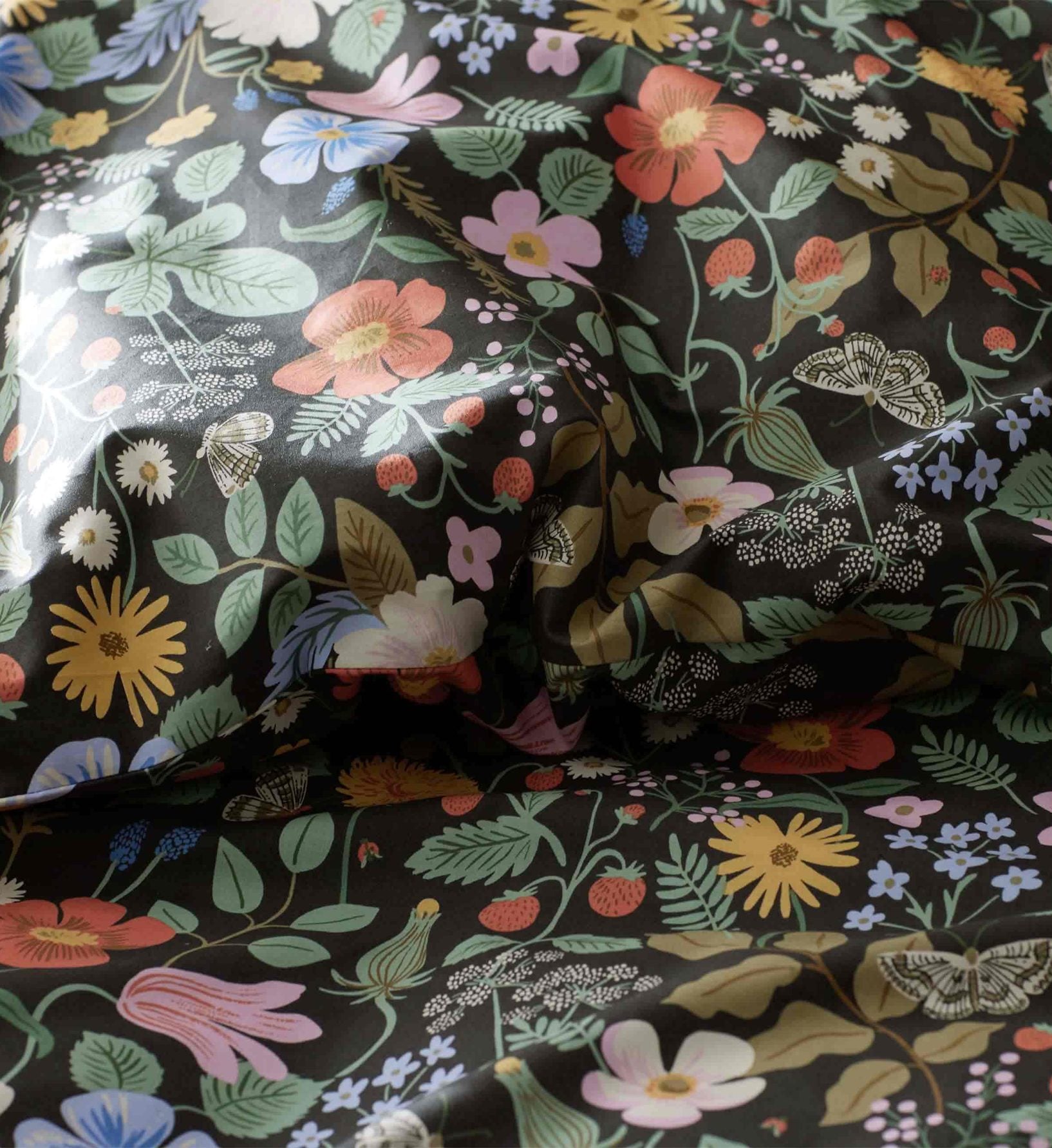 Percale Comforter - Strawberry Fields Black