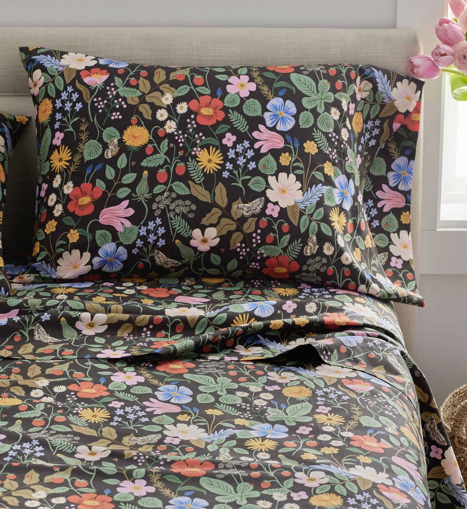 Percale Fitted Sheet - Strawberry Fields Black